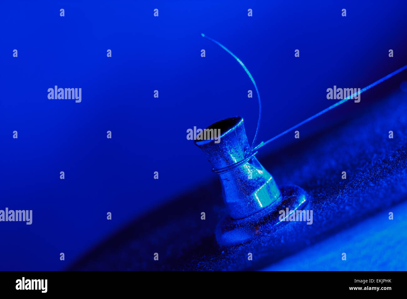 Chitarra elettrica piroli in luce blu Foto Stock