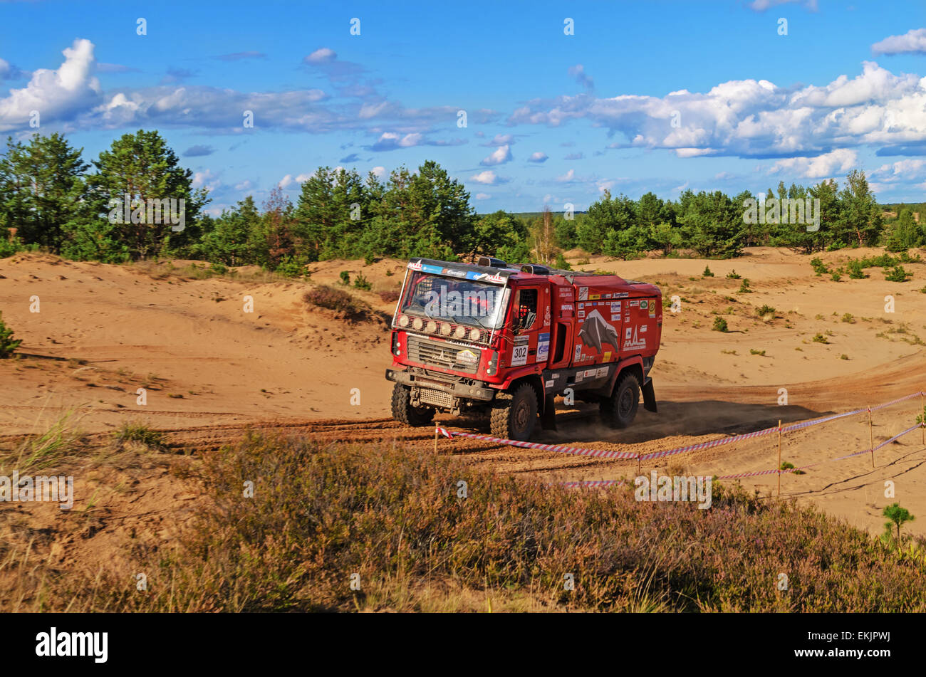 Gare su un rally-raid su dune di sabbia. Rally-raid Baha " Bielorussia " 2014 - primo giorno. Foto Stock