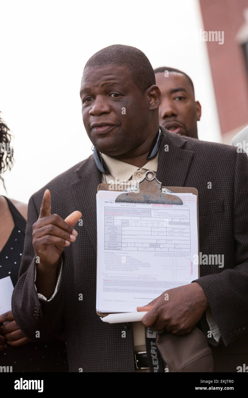 Un attivista locale attira persone raccolte durante una veglia al di fuori del North Charleston City Hall di registro per il voto e buttare il sindaco a seguito della morte di ripresa di Walter Scott Aprile 10, 2015 in Charleston, Carolina del Sud. Scott è stato girato più volte dalla polizia dopo aver eseguito da un arresto del traffico. Foto Stock