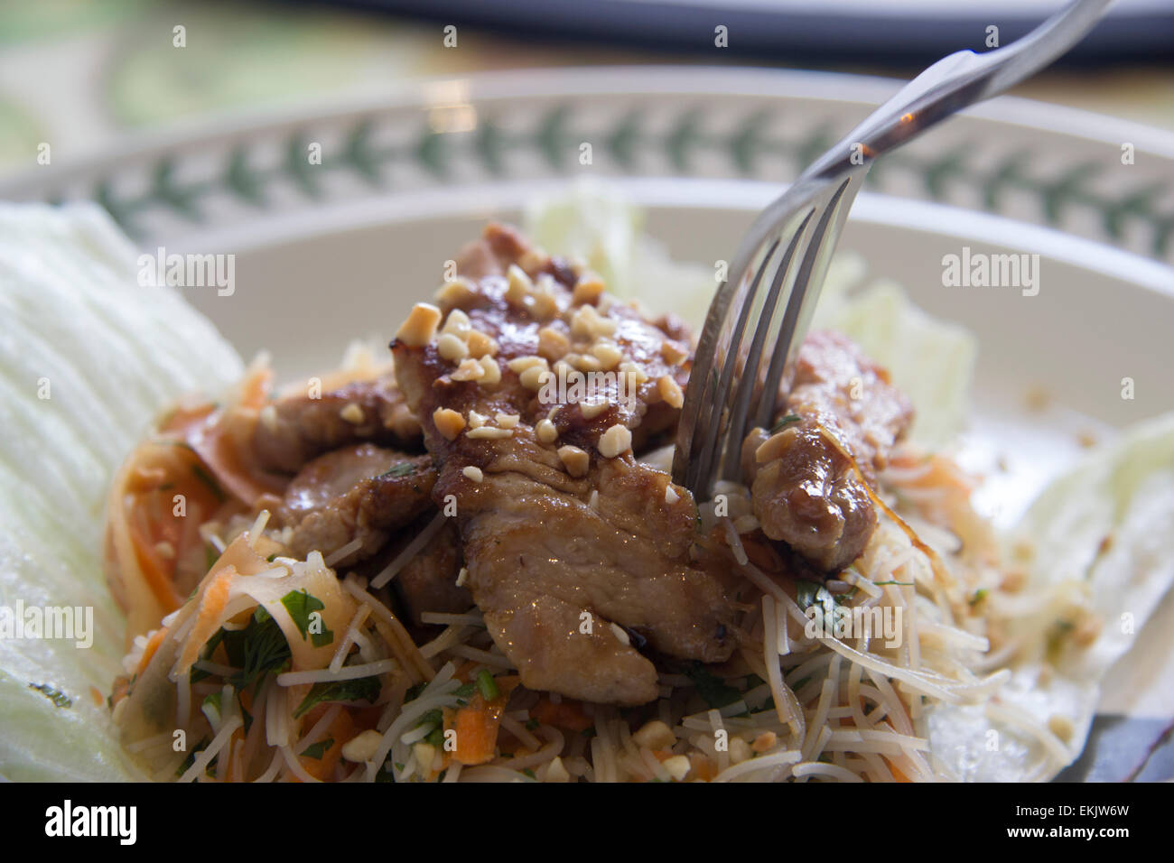 Filetti di maiale sulla sommità del letto di insalata con mango e vermicelli bastoncini di riso per pranzo grande ocassions Foto Stock