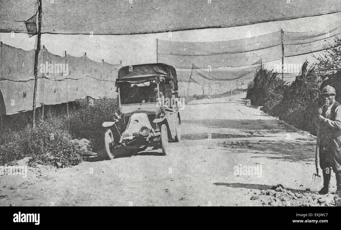 Le tende della zona di guerra - Miglia e miglia di strade drappeggiate come questo sono allungati in tutta la zona di guerra fronte occidentale, la Prima Guerra Mondiale Foto Stock