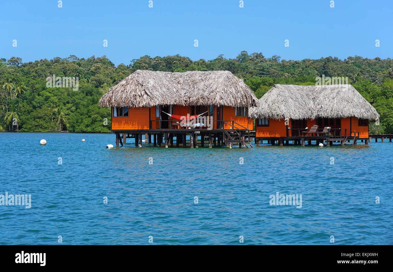 Bungalow Overwater con tetto di paglia, il mare dei Caraibi, Bocas del Toro, Panama Foto Stock
