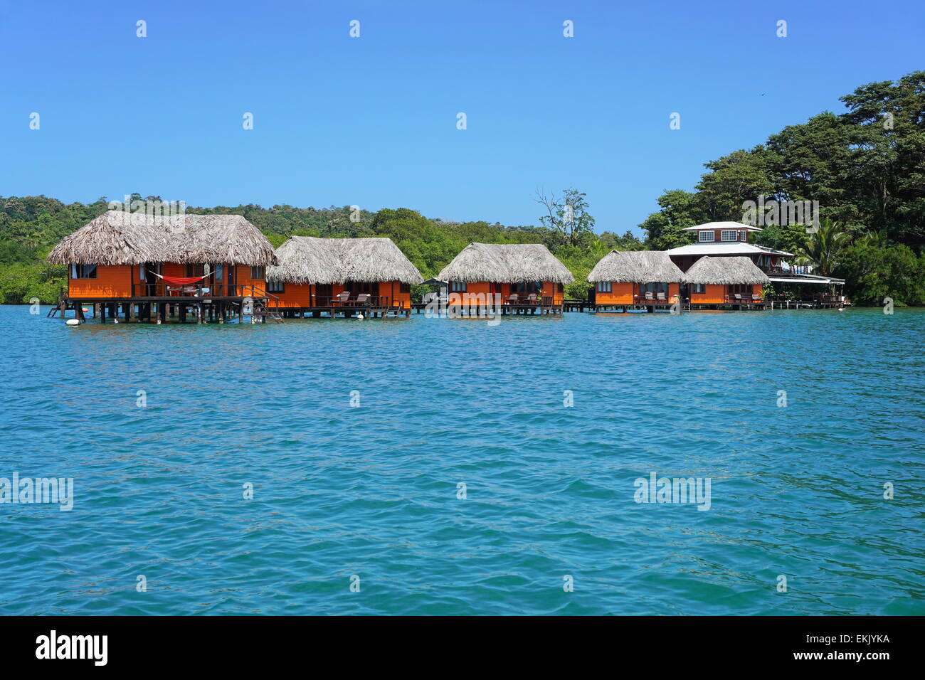 Resort tropicale sull'acqua con bungalow con tetto in paglia, Bocas del Toro, Panama America Centrale Foto Stock