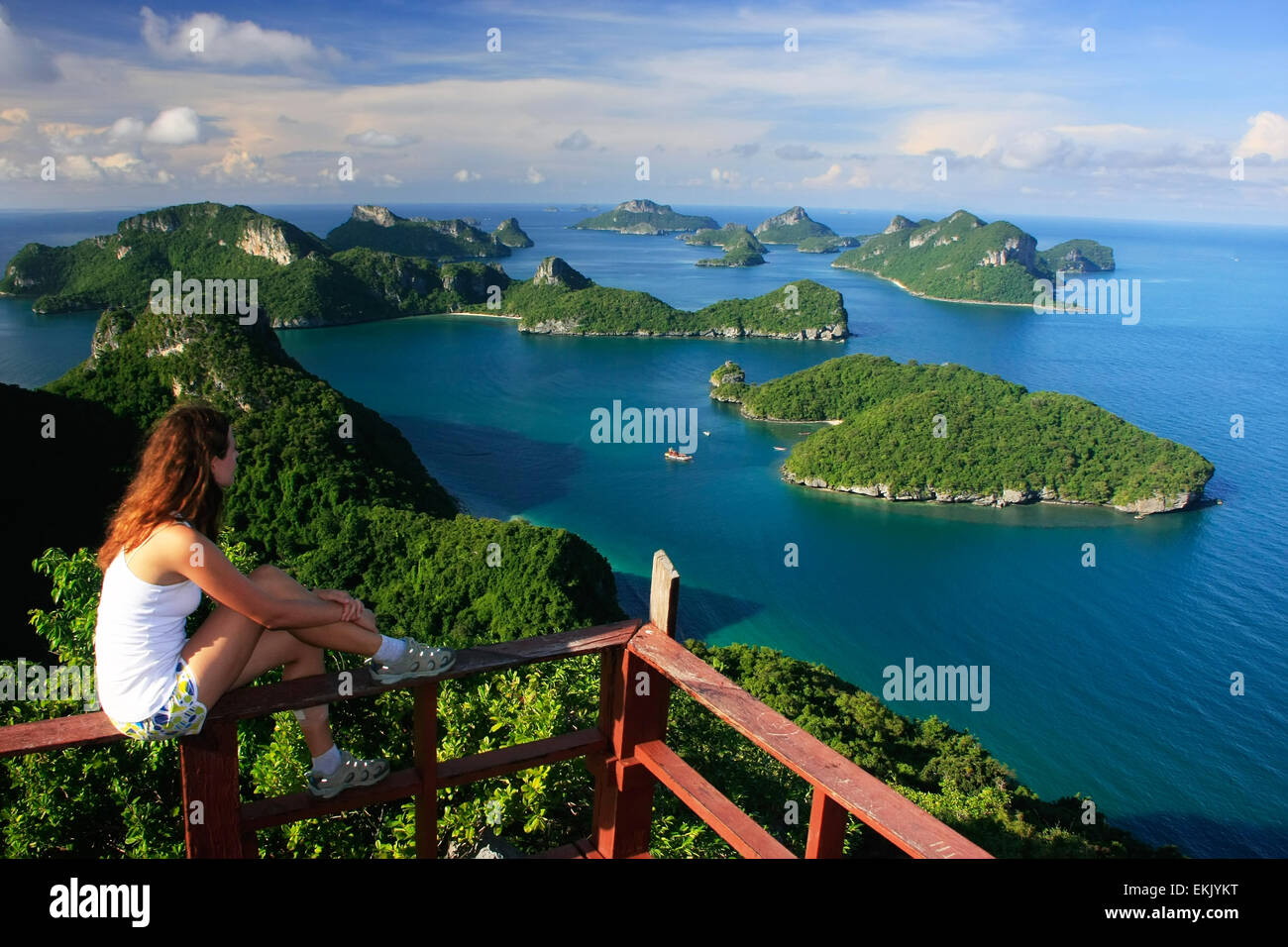 Giovane donna seduta in corrispondenza di un punto di vista, Wua Talab isola, Ang Thong National Marine Park, Thailandia Foto Stock
