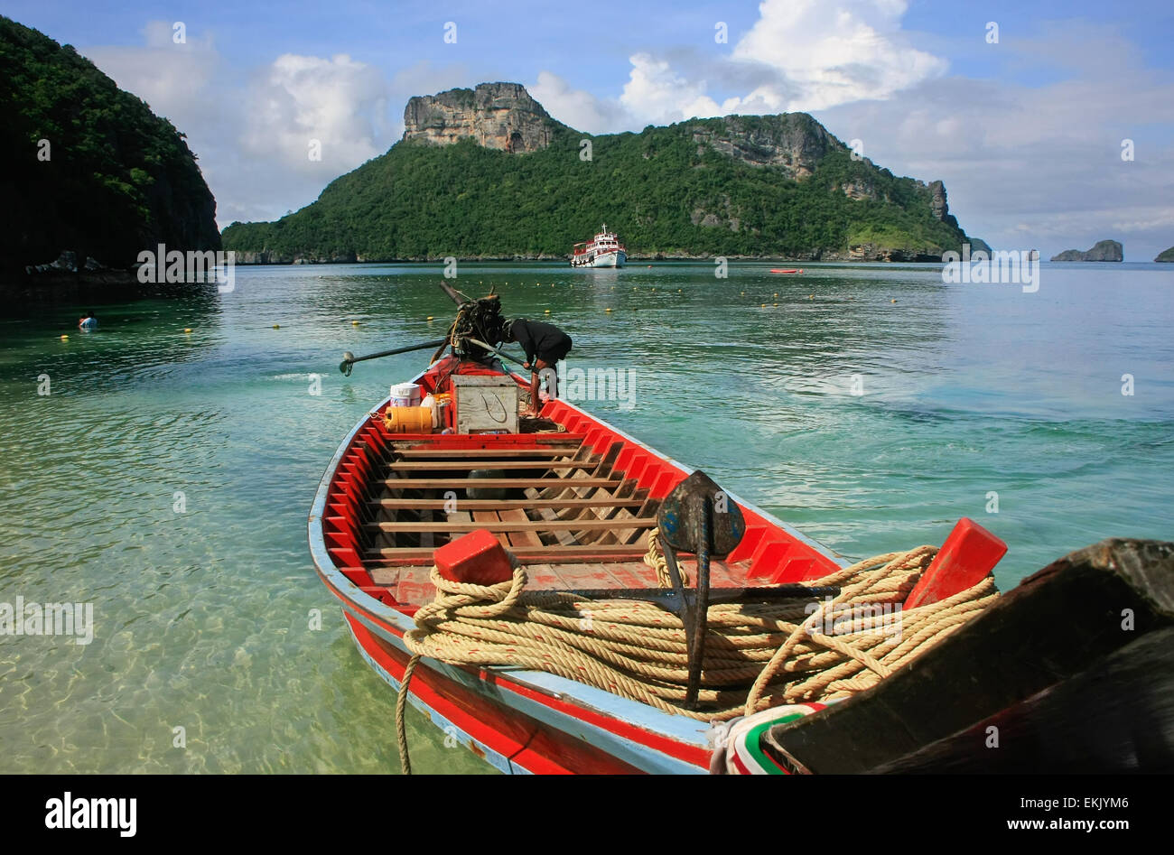 Longtail boat a Mae Koh isola, Ang Thong National Marine Park, Thailandia Foto Stock
