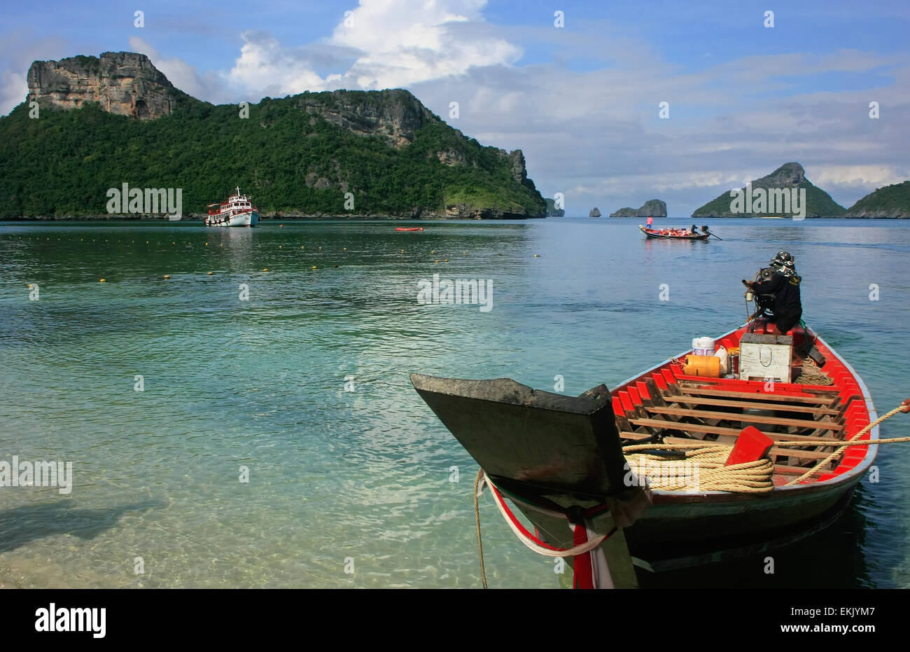 Longtail boat a Mae Koh isola, Ang Thong National Marine Park, Thailandia Foto Stock