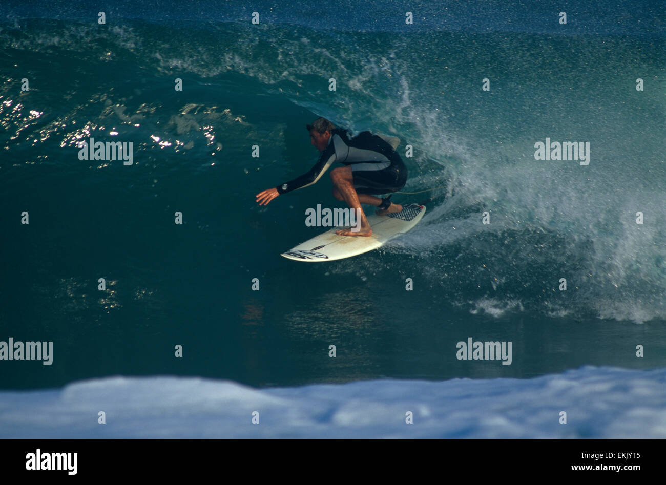 Il Surfer si infila in un tubo di cavalcare un onda cava. La navigazione è  la spiaggia più popolare sport. La Francia diventa una mecca per il surf in  estate Foto stock -
