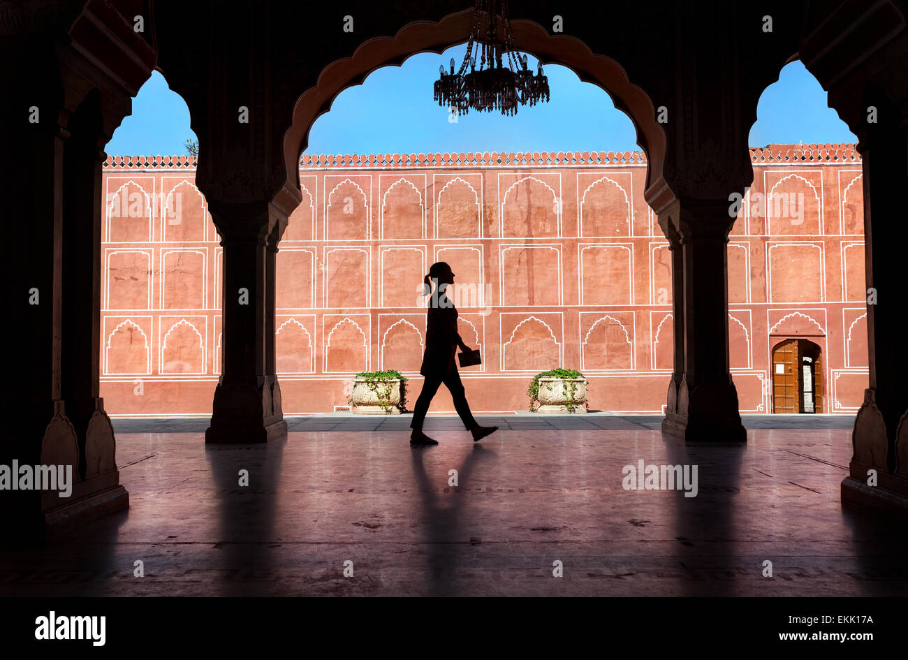 Silhouette di donna con la guida a piedi nella città Palace Museum, Jaipur, Rajasthan, India Foto Stock