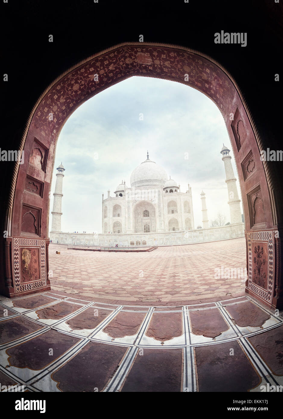 Taj Mahal vista dalla moschea attraverso l'arco di Agra, Uttar Pradesh, India Foto Stock