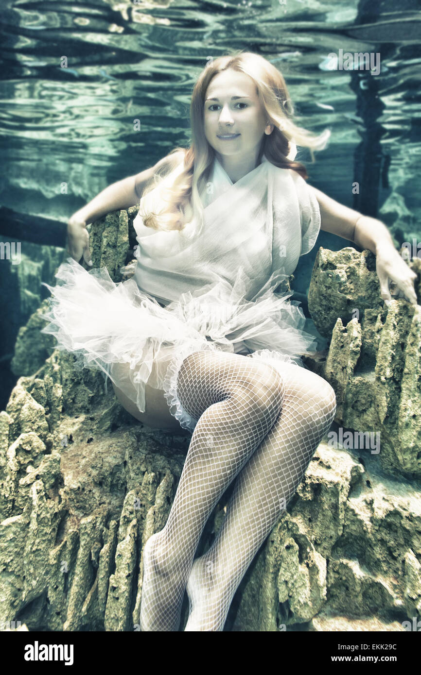 Giovane bella donna in abito bianco underwater Foto Stock