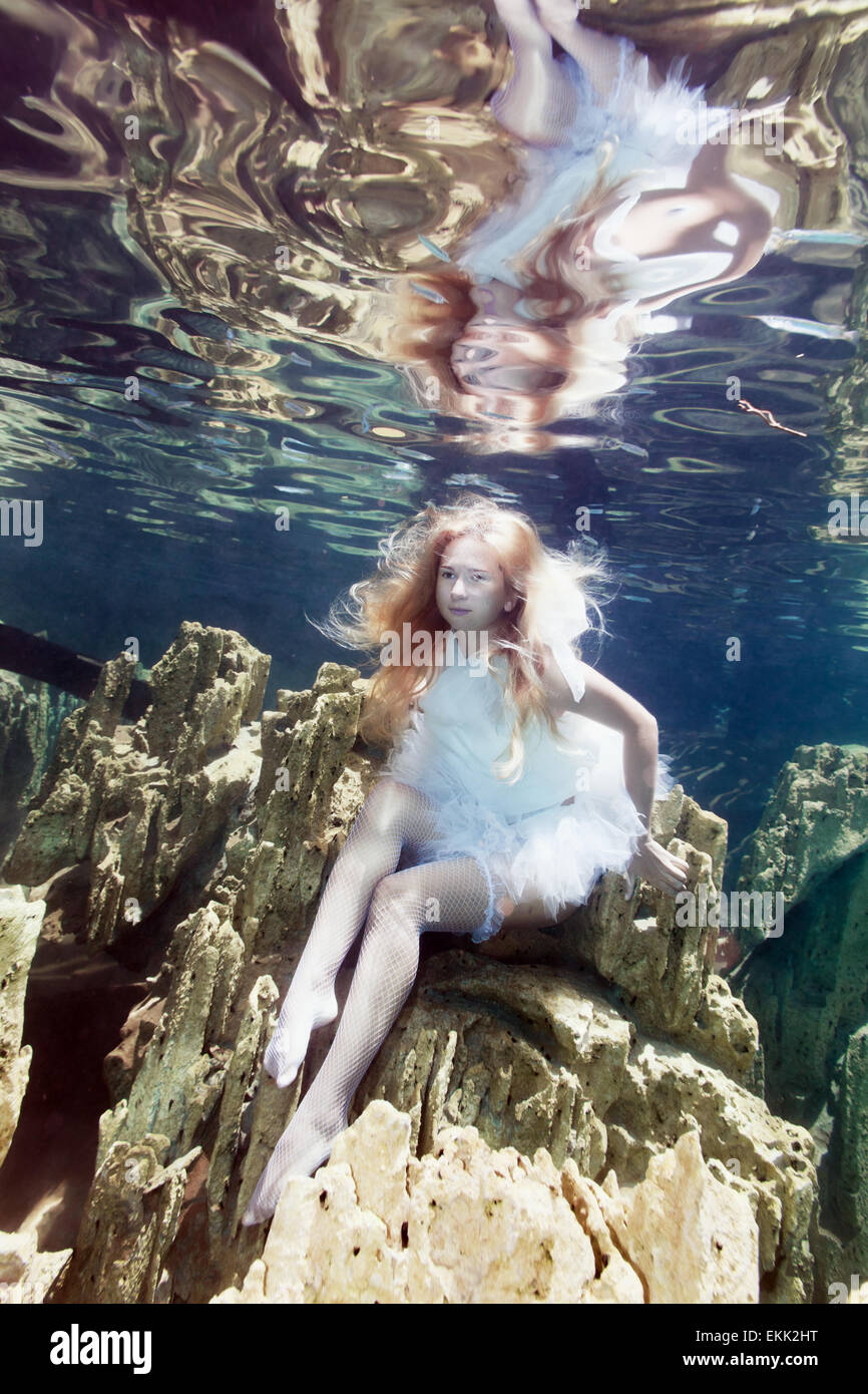 Moda donna bella sott'acqua come una sirena Foto Stock