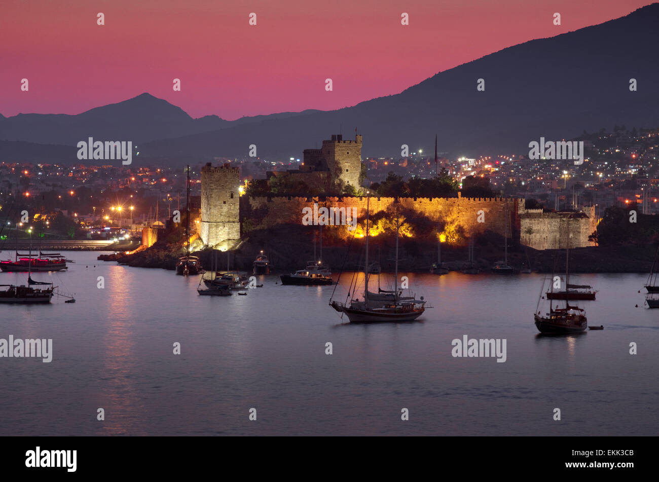 Vista serale Castello di San Pietro alla città di Bodrum, Muğla Provincia, Turchia Foto Stock