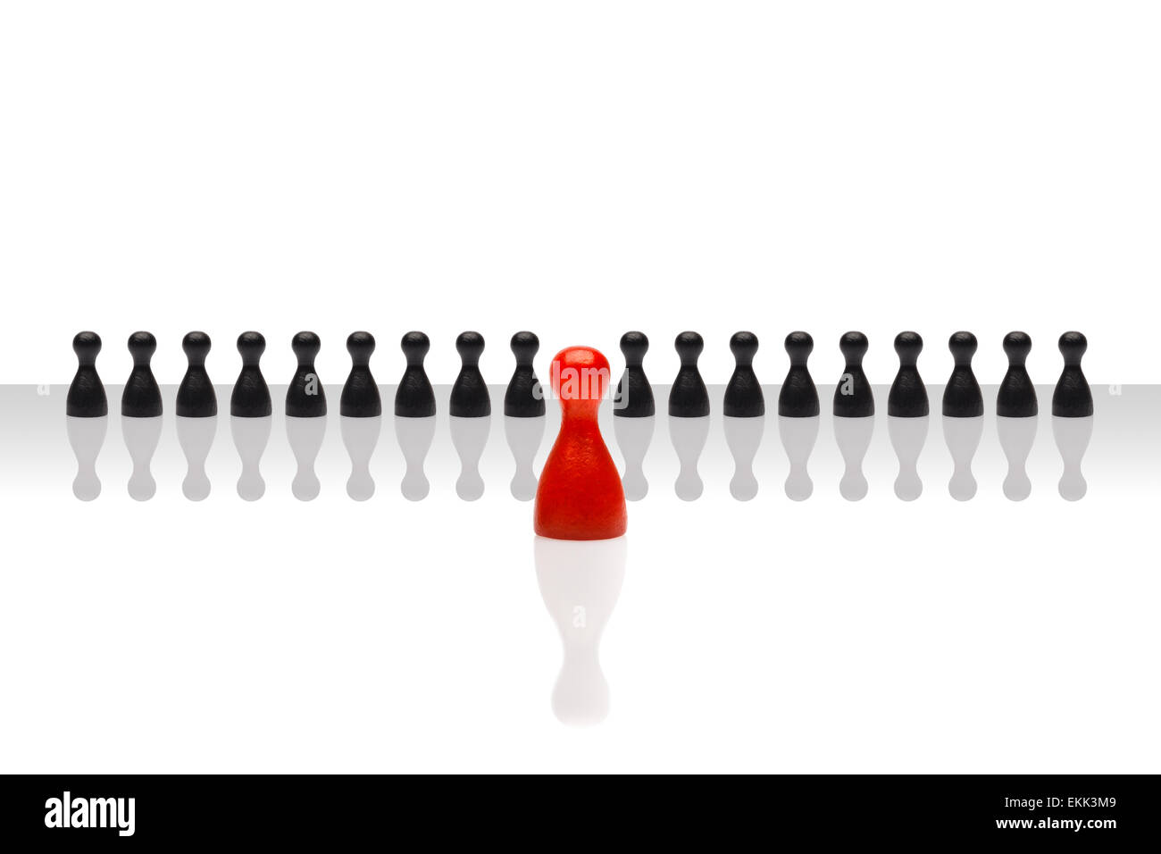 Il concetto di business per il team leader, leadership, passo avanti.La linea piccolo pedone nero figure, uno rosso davanti, gradiente superficie. È Foto Stock