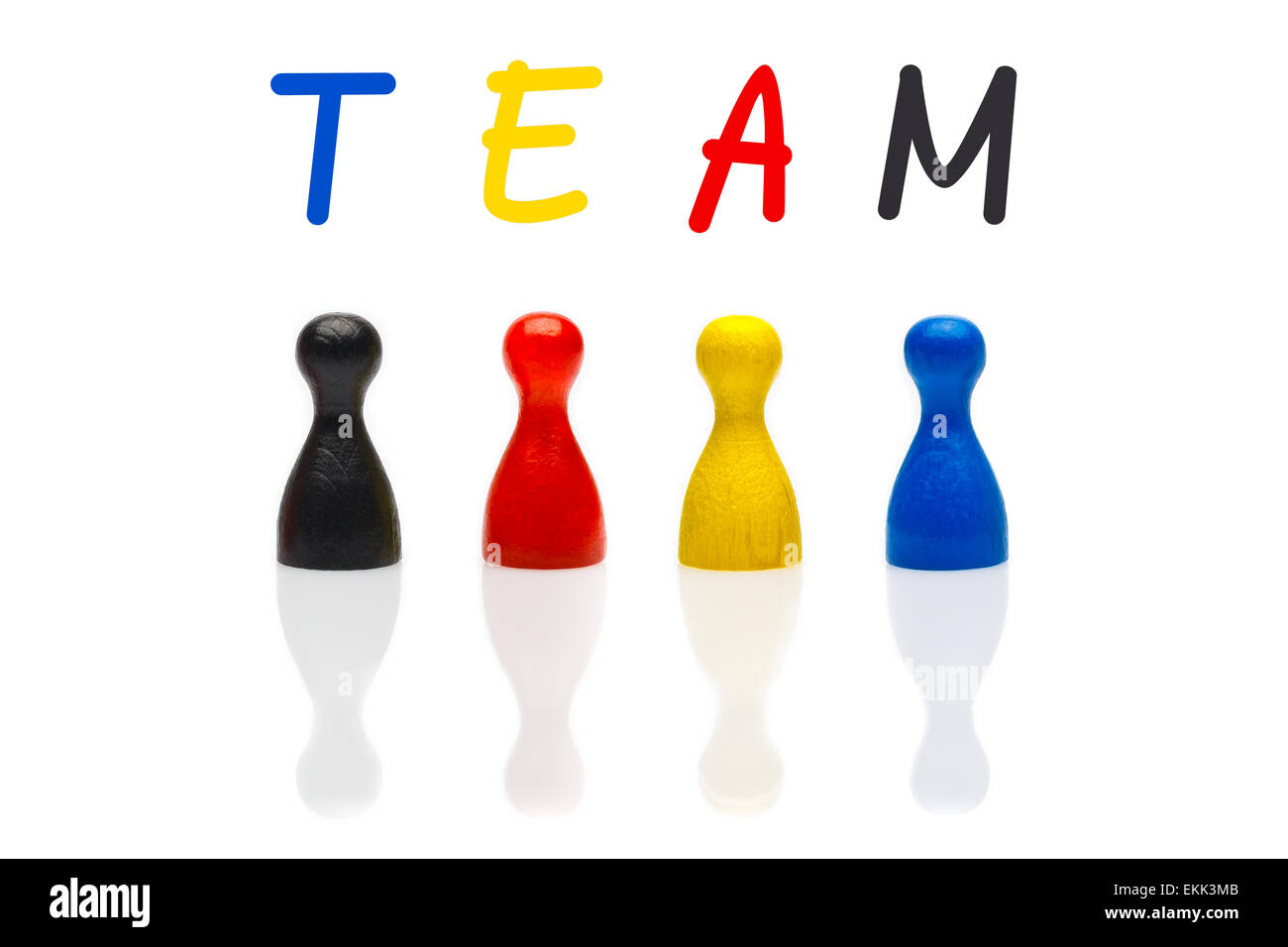 Concetto di squadra, il lavoro di squadra con il testo di colori mischiati. Colore primario e pedone nero figure su sfondo bianco. Foto Stock