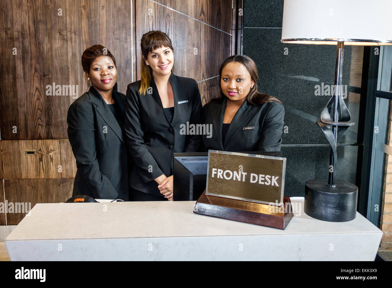 Johannesburg Sud Africa,Rosebank,Hyatt Regency,hotel,hall,reception check in reception prenotazioni registro,prenotazioni,donna nera Foto Stock