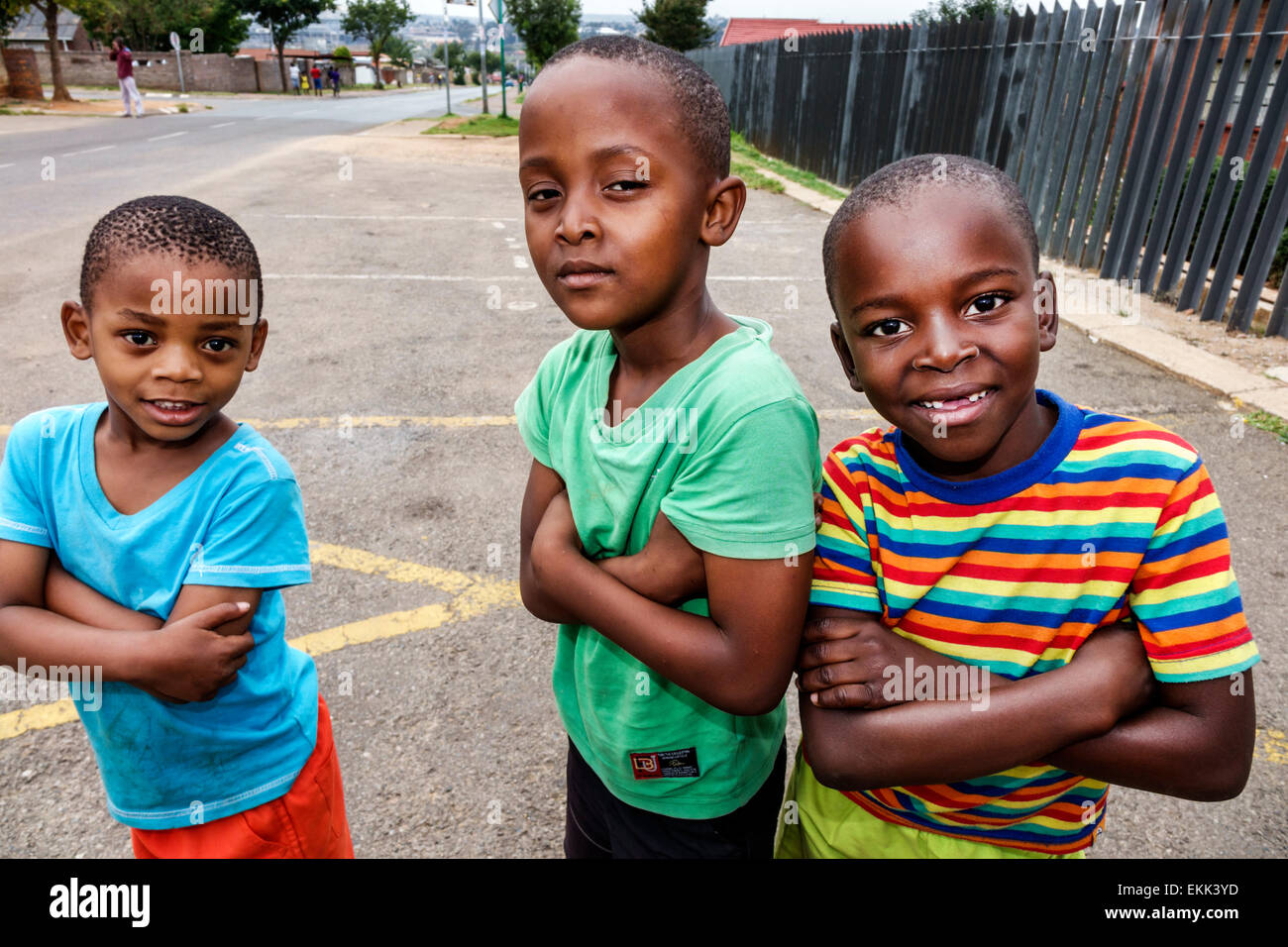 Johannesburg Sud Africa,Soweto,residente,residenti,residenti,ragazzi maschi neri ragazzi bambini amici,SAfri150307027 Foto Stock