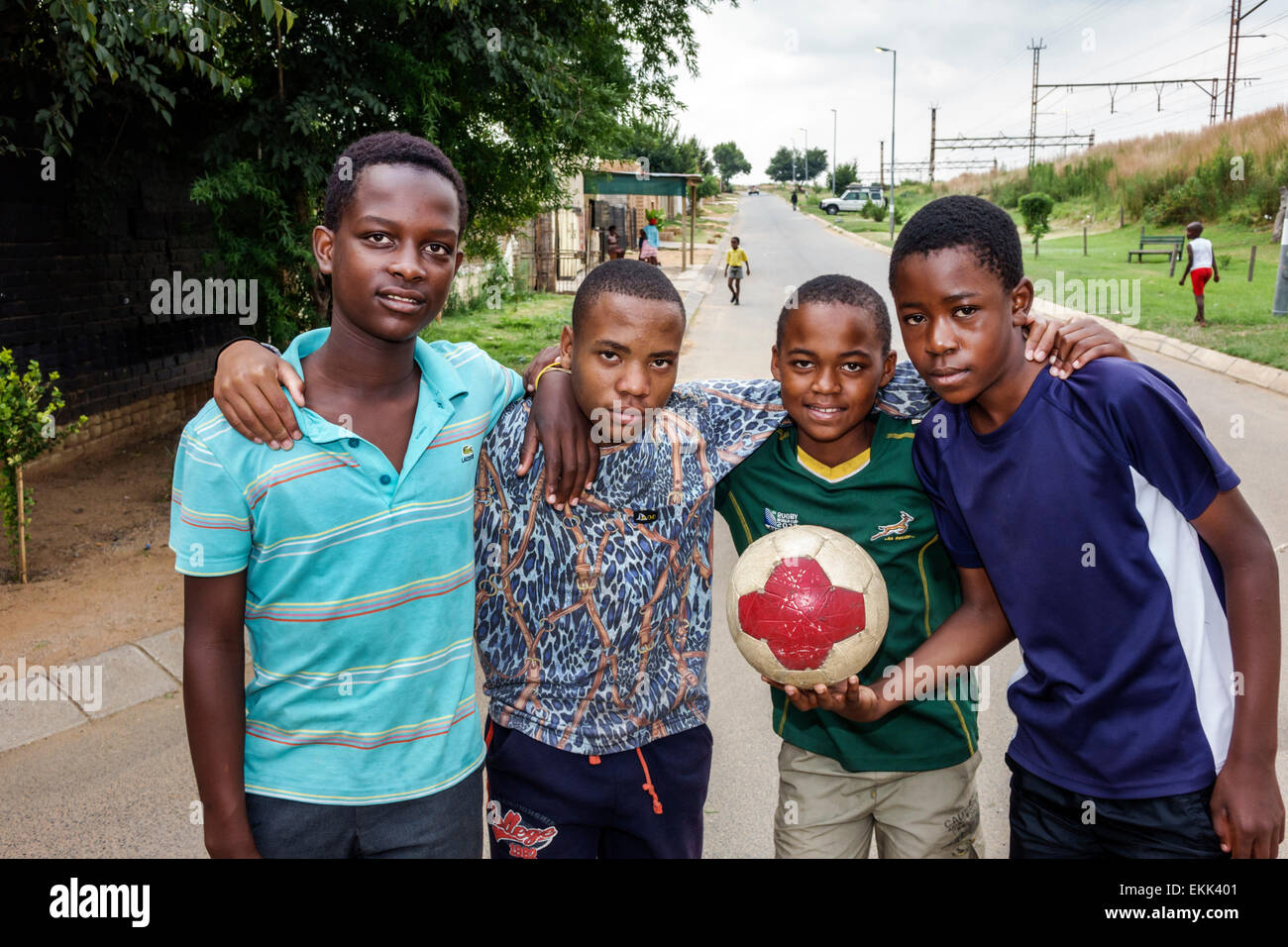 Johannesburg Sud Africa,Soweto,ragazzi ragazzi ragazzi ragazzi neri bambini amici,calcio footbal futbol,palla,teen teen teen teenager SAfri150307043 Foto Stock