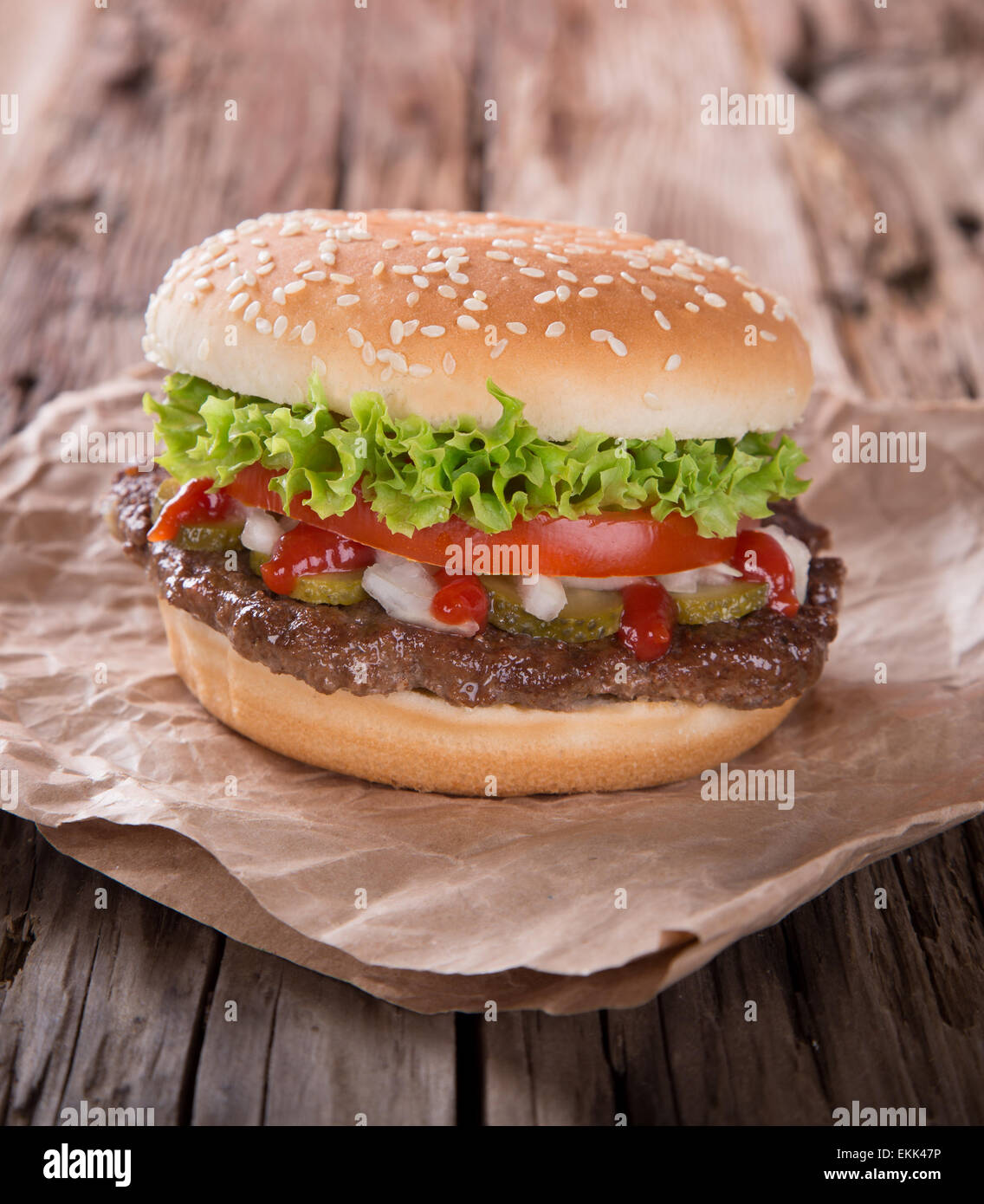 Deliziosi hamburger su sfondo di legno Foto Stock