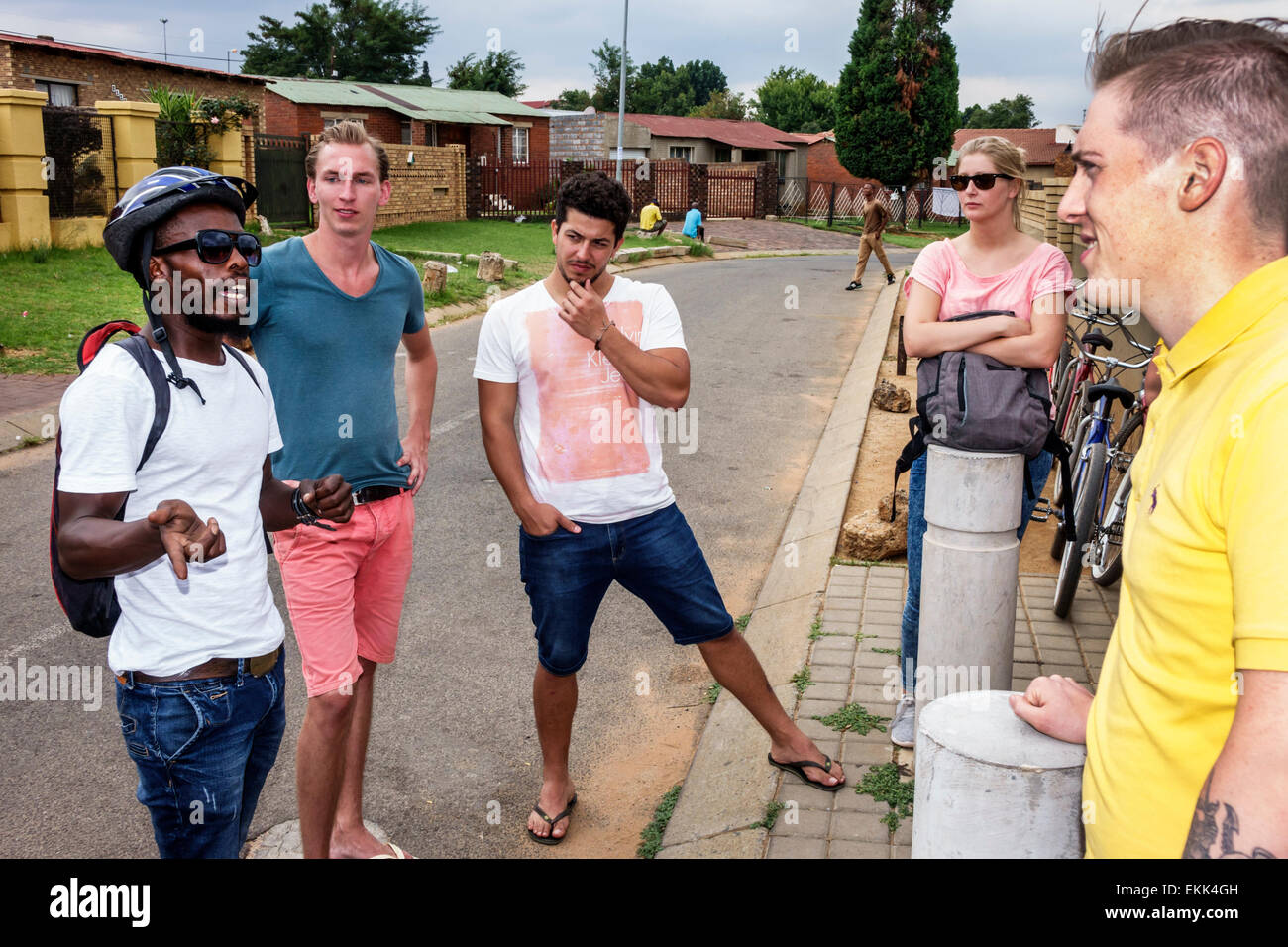 Johannesburg Sud Africa,African Soweto,Vilakazi Street Precinct,Black Blacks African African African African Minority,adult adults man men maschio,guida,talkin Foto Stock
