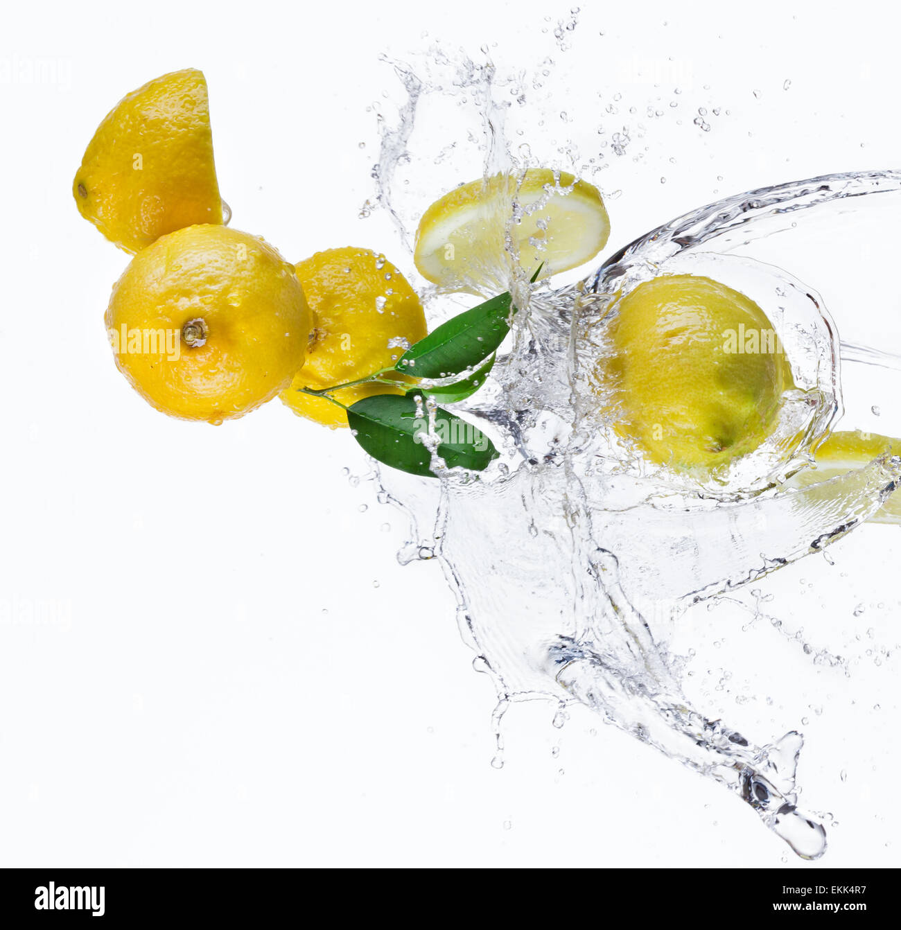 Il limone con acqua splash isolato su bianco Foto Stock