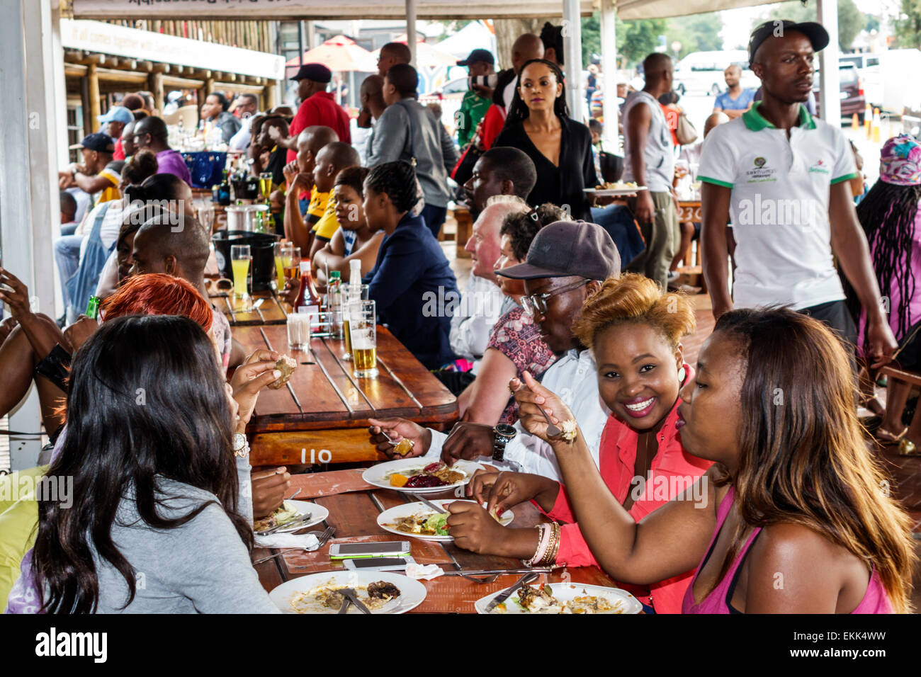 Johannesburg Sud Africa, Soweto, Vilakazi Street Precinct, Sakhumzi ristorante ristoranti cibo ristoranti caffè ristoranti, donna nera donne, uomo uomini maschio Foto Stock