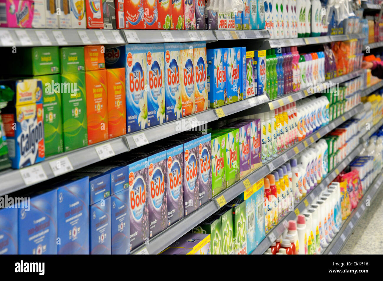 I prodotti di pulizia, lavaggio polveri e ammorbidenti su uno scaffale di supermercato. Foto Stock