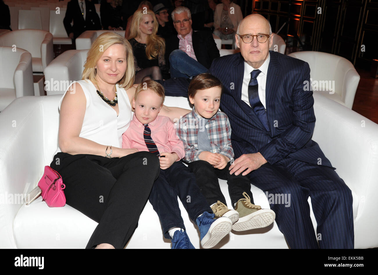 Monaco di Baviera, Germania. Decimo Apr, 2015. Attore Jeffrey Tambor (r), la moglie Kasha (l) e i loro figli di Eli Nicholas (2.f.r) e Hugo Bernard (2.f.l), alla premiere di noi American TV show 'trasparente' a Monaco di Baviera, Germania, il 10 aprile 2015. La serie può essere visualizzata online con la perfezione del Amazon. Foto: Tobias Hase/dpa/Alamy Live News Foto Stock