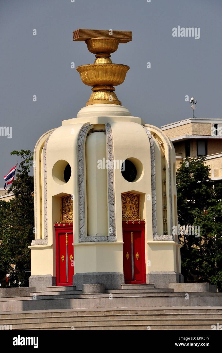 Bangkok, Thailandia : la democrazia caratteristico monumento segna la fine di Thailandia monarchia assoluta nel 1932 Foto Stock