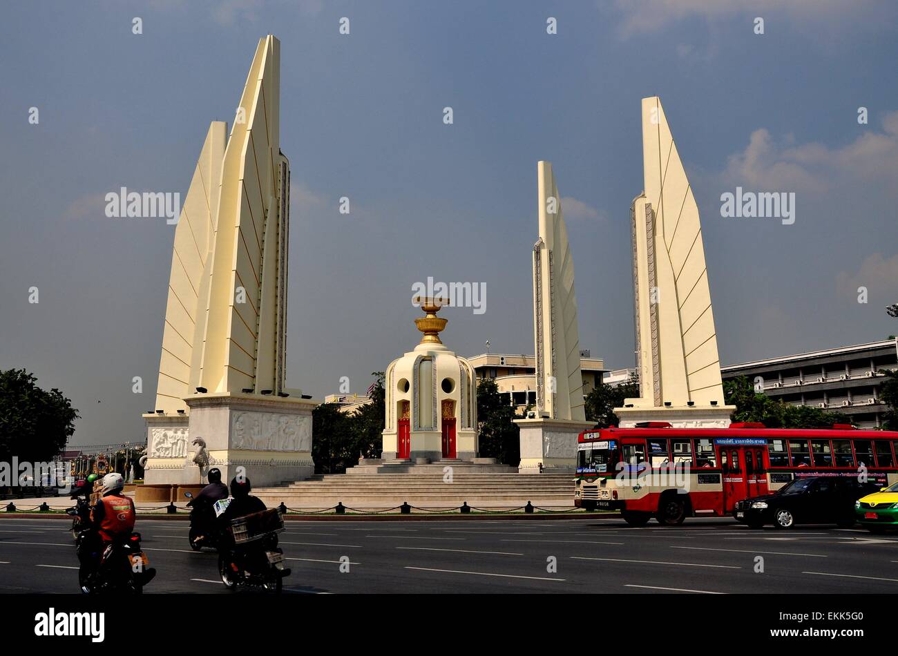 Bangkok, Thailandia: flussi di traffico intorno al monumento di democrazia che segna la fine di Thailandia monarchia assoluta nel 1932 Foto Stock