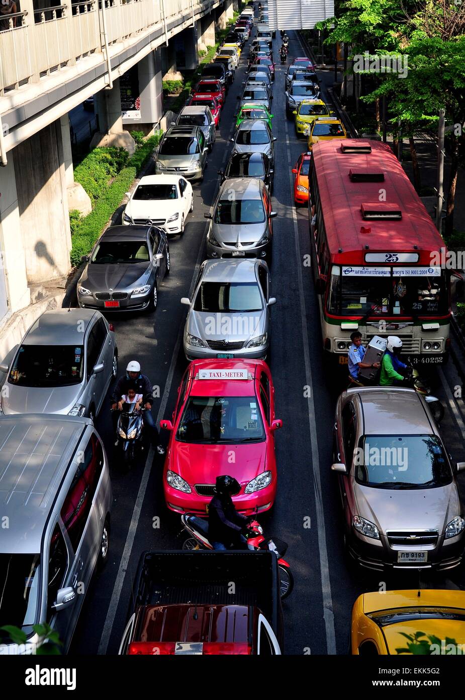 Bangkok, Thailandia: lo Skywalk sotto la sopraelevata trackbed concrete del BTS Skytrain Sukhamvit linea con traffico pesante Foto Stock