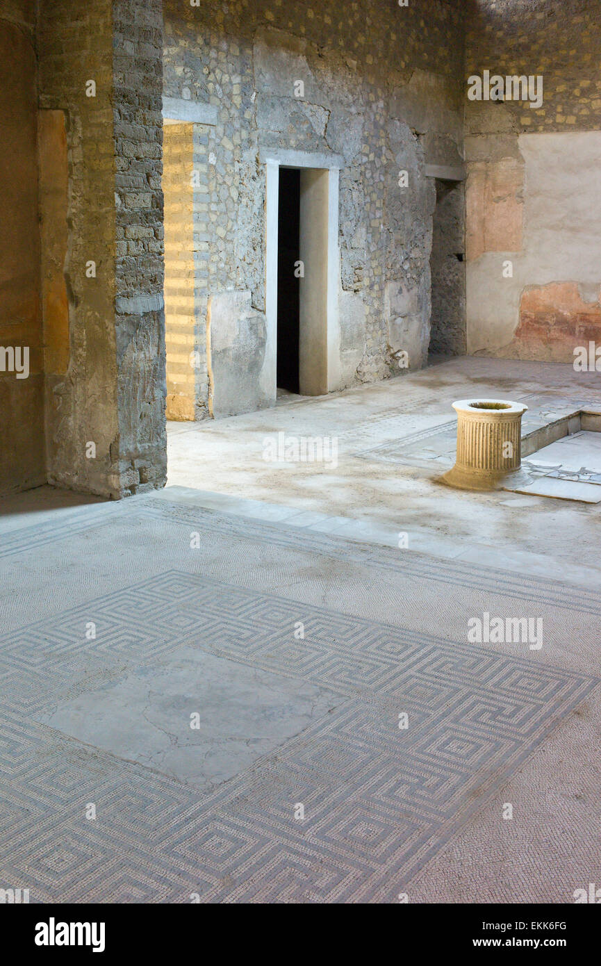 Building interior e pavimento a mosaico nella Casa dei Vettii (Casa dei Vettii) presso gli scavi archeologici di Pompei romana Foto Stock