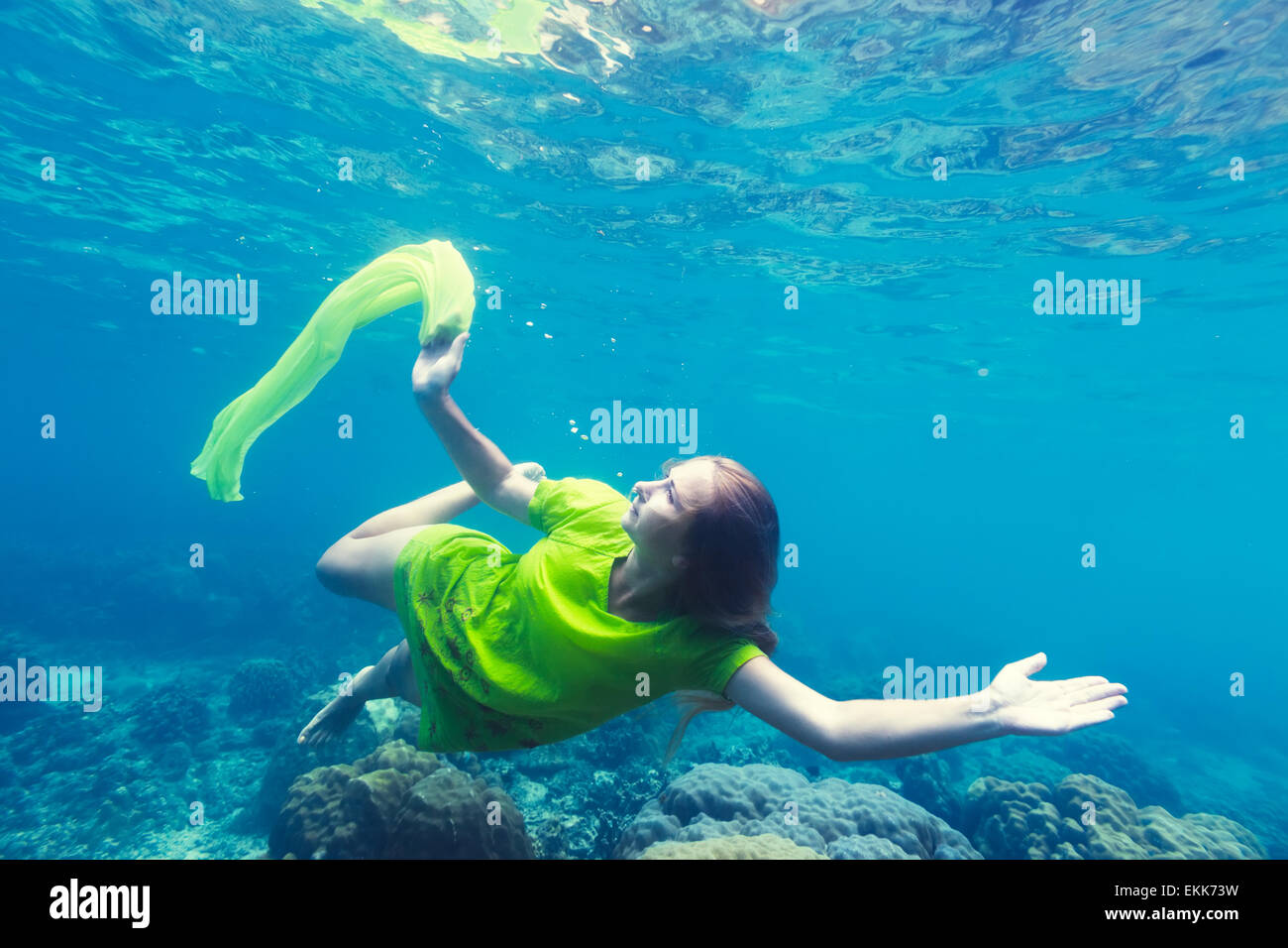 Moda donna bella sott'acqua come una sirena Foto Stock