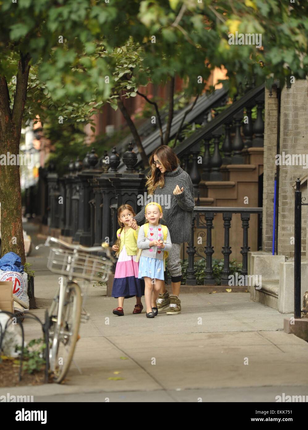 Sarah Jessica Parker prende figlie gemelle, Marion e Tabitha, a scuola con: Sarah Jessica Parker, Marion Broderick, Tabitha Broderick dove: Manhattan, New York, Stati Uniti quando: 07 Ott 2014 Foto Stock