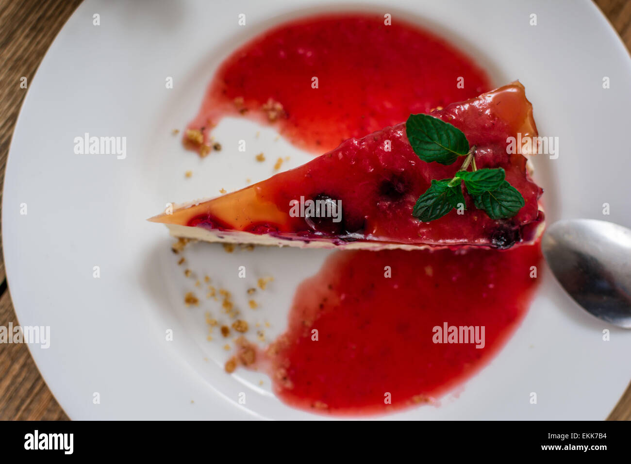 Italian dessert tradizionale cheesecake di ricotta con mora e mirtillo Foto Stock