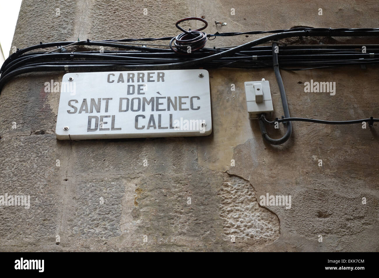 Carrer de Sant Domenec del Call strada segno e cavi a muro nel quartiere Gotico di Barcellona e della Catalogna, Spagna Foto Stock