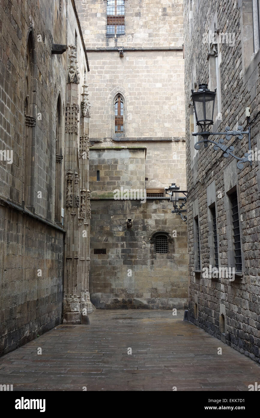 Dietro la cattedrale nel quartiere Gotico di Barcellona in un giorno di pioggia Foto Stock
