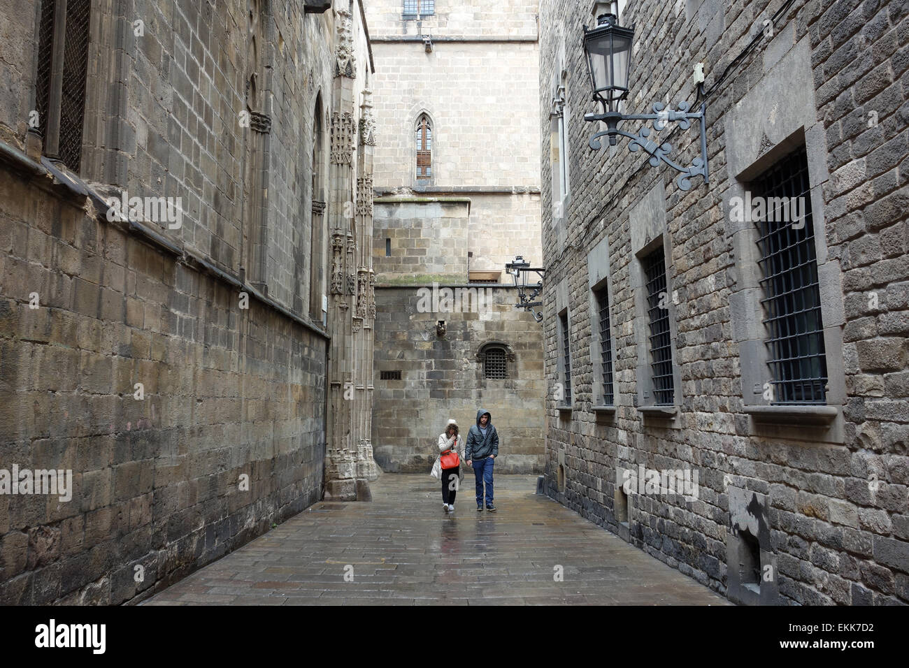 La gente camminare lungo la strada posteriore dietro la cattedrale sulla giornata piovosa a Barcellona Foto Stock