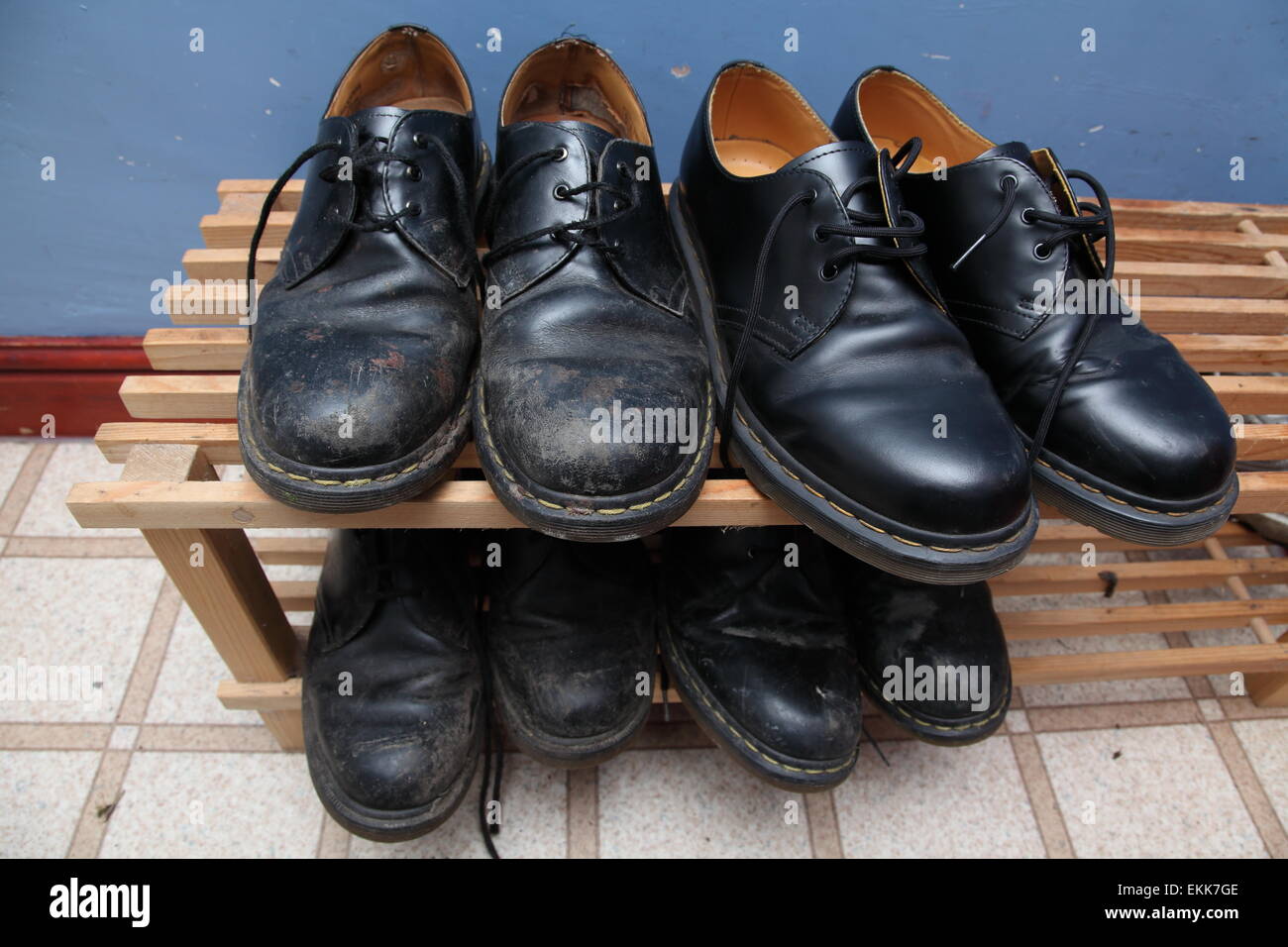 Quattro coppie di medico nero martora scarpe (brogues) Foto Stock