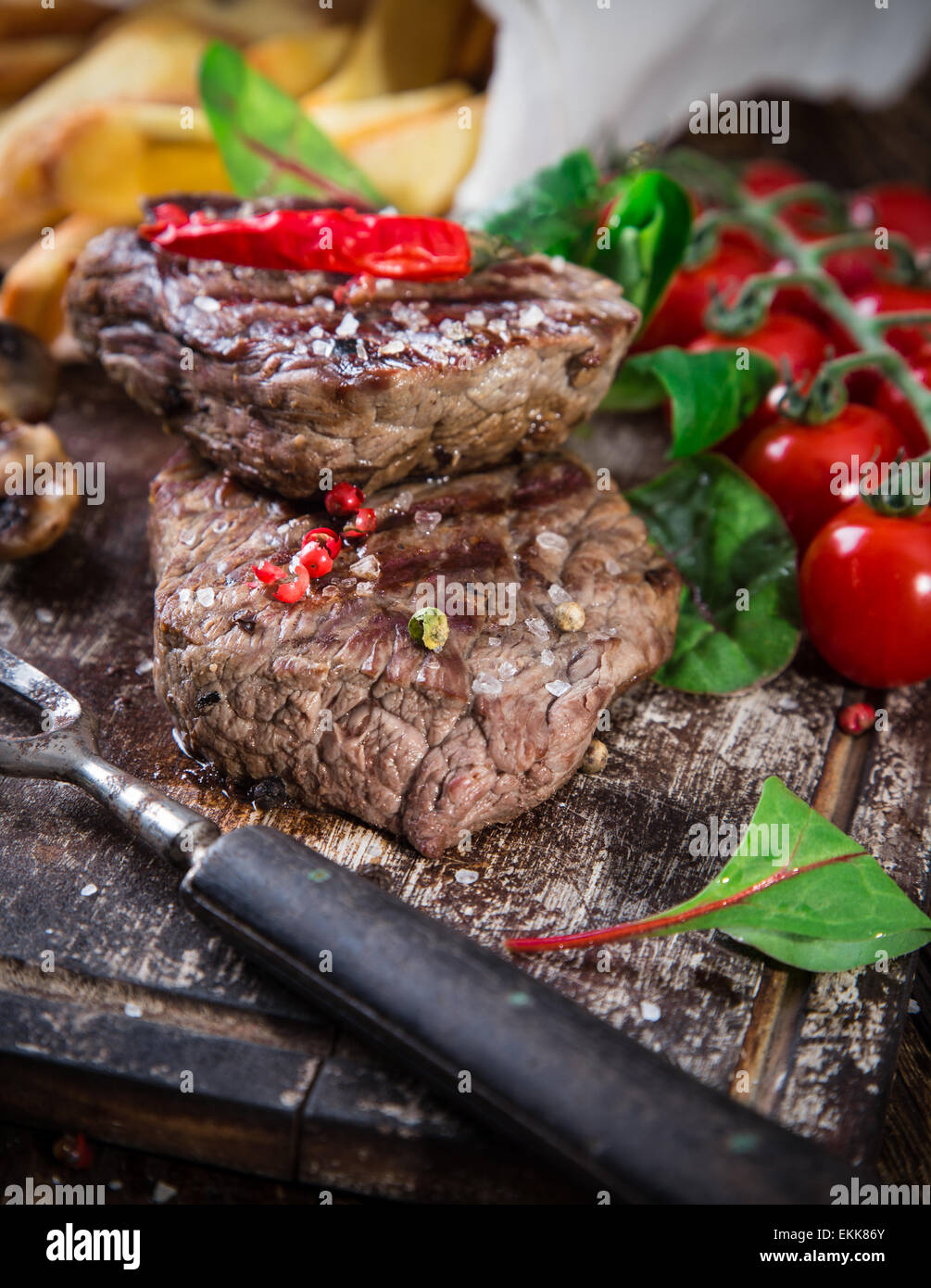 Deliziosa bistecca sul tavolo di legno, close-up Foto Stock