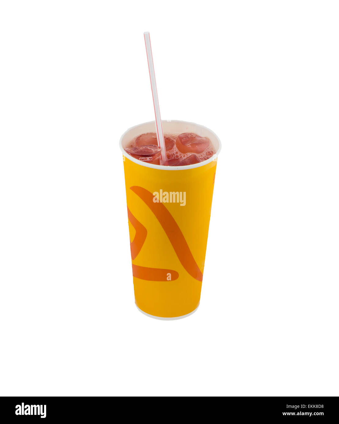 Succo di frutti di bosco in un bicchiere di carta con ghiaccio e paglia su un sfondo isolato Foto Stock