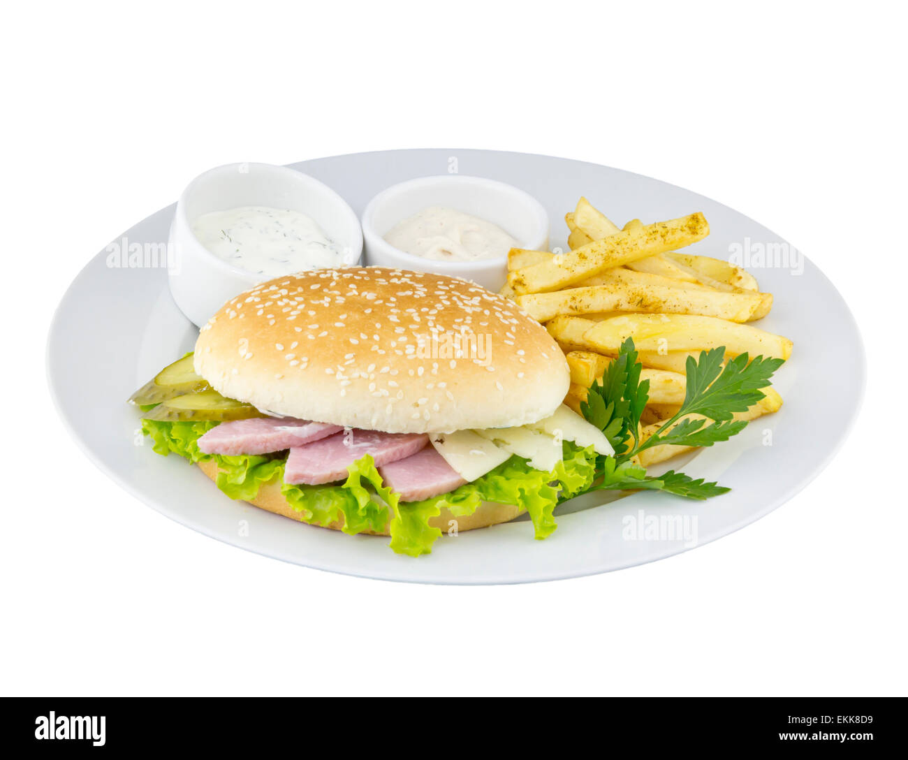 Il cheeseburger con patate e salsa su un sfondo isolato Foto Stock