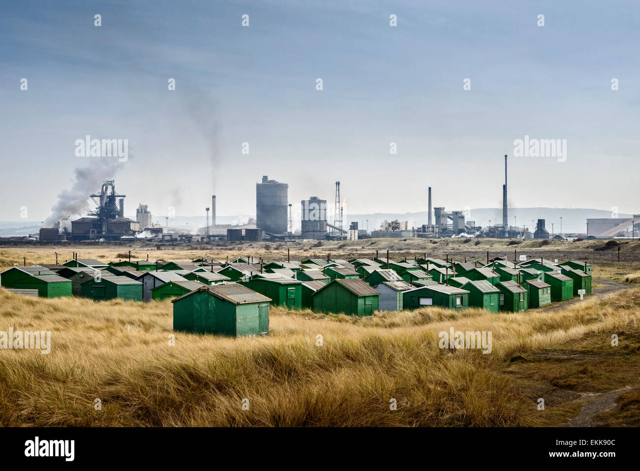 I pescatori capanne a sud di gare in Redcar con il Sahaviriya industrie siderurgiche UK (SSI) impianto siderurgico in background. Foto Stock