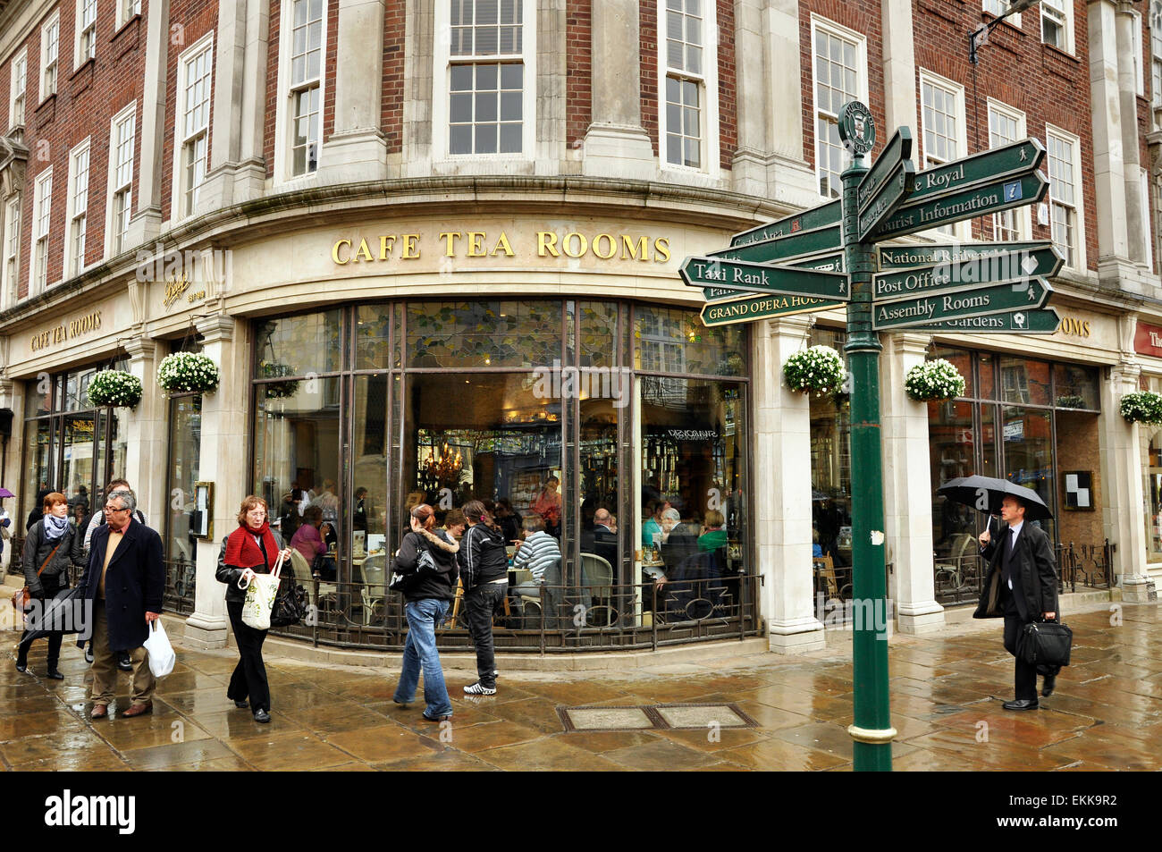 YORK, Regno Unito - Aprile 2010: giornata piovosa a York, Inghilterra. La famosa Betty's Tea Camere Helenas Square a York Regno Unito Foto Stock