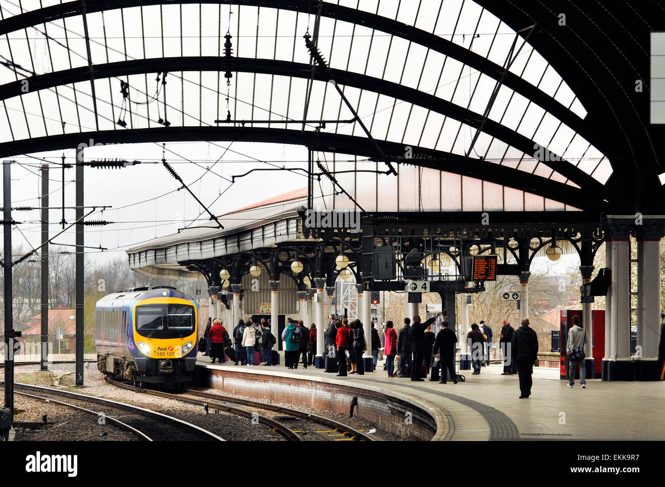 YORK, Regno Unito - Aprile 2010: Treno del FirstGroup, un British gruppo trasporti, arriva a York stazione ferroviaria. Foto Stock