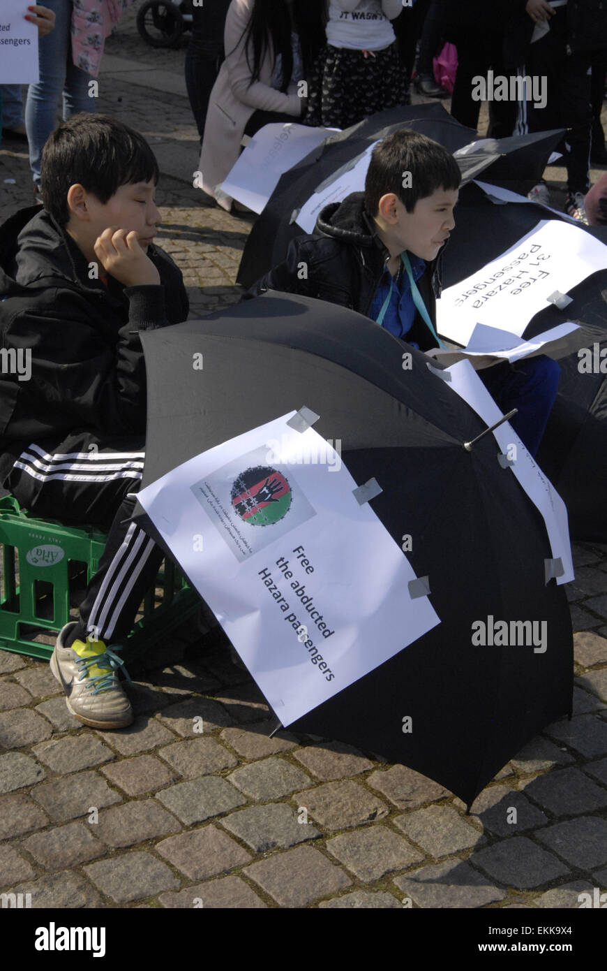 Copenhagen, Danimarca. Xi Apr, 2015. Comunità di Hazara vivono in Copenhagen sciita e dalla fede che protestavano davanti il danese aginst aprliament rapimento 31 hazaras in Afganistan, Mr.presidente rompere il silenzio strategico e brik indietro ostaggi da vi erano pochi danihs politican parlò al rally di protesta oggi sabato socialdemocratico membro aprliamnt Ms.Yilsiz Akdogan alla protesta hazra oggi nel credito di Copenaghen: Francesco Dean/Alamy Live News Foto Stock