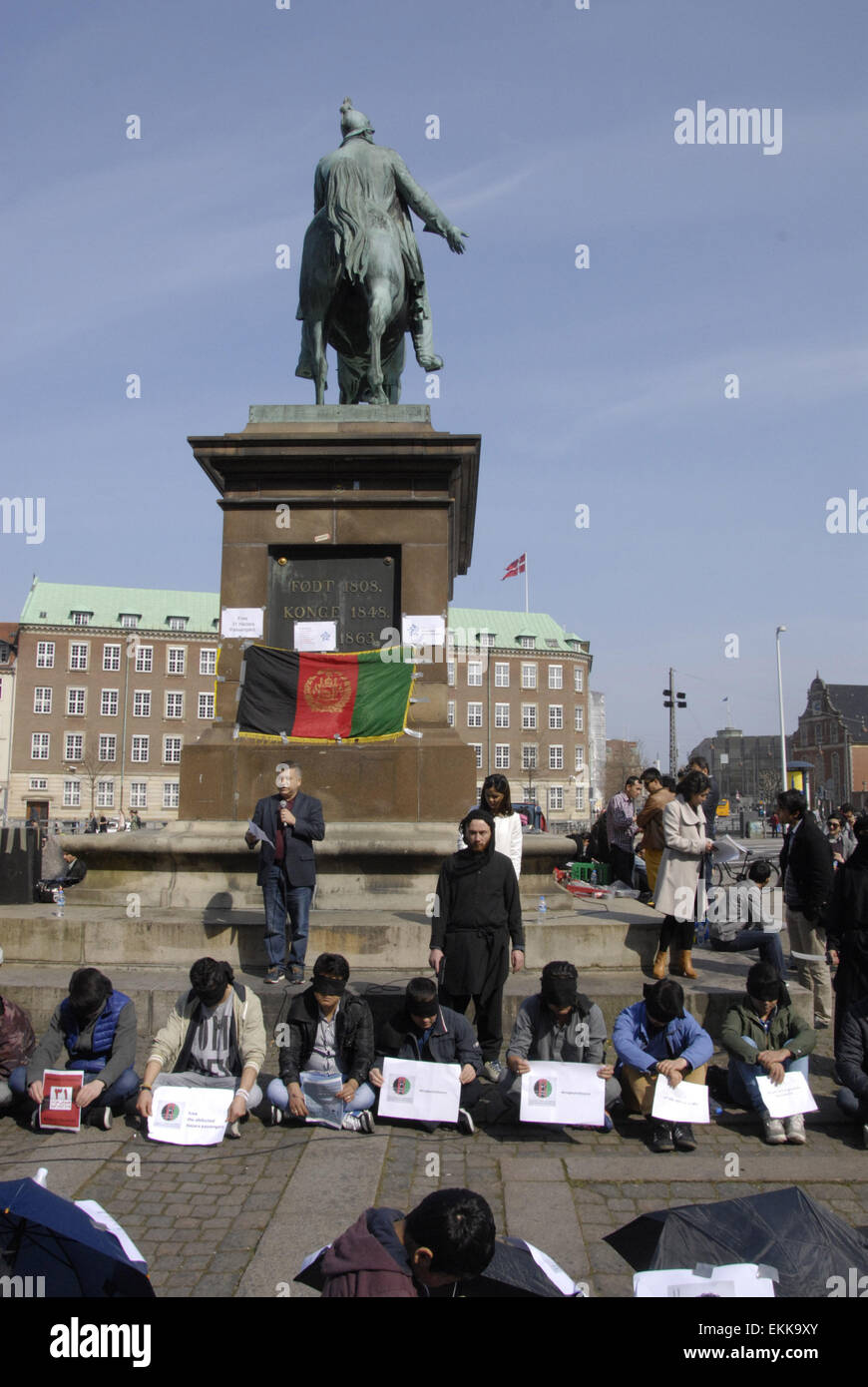 Copenhagen, Danimarca. Xi Apr, 2015. Comunità di Hazara vivono in Copenhagen sciita e dalla fede che protestavano davanti il danese aginst aprliament rapimento 31 hazaras in Afganistan, Mr.presidente rompere il silenzio strategico e brik indietro ostaggi da vi erano pochi danihs politican parlò al rally di protesta oggi sabato socialdemocratico membro aprliamnt Ms.Yilsiz Akdogan alla protesta hazra oggi nel credito di Copenaghen: Francesco Dean/Alamy Live News Foto Stock