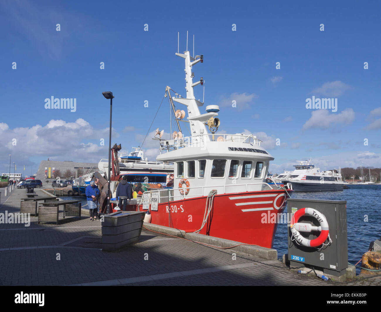 Barca da pesca vendita di pescato del giorno ai clienti il porto di Stavanger, Norvegia Foto Stock