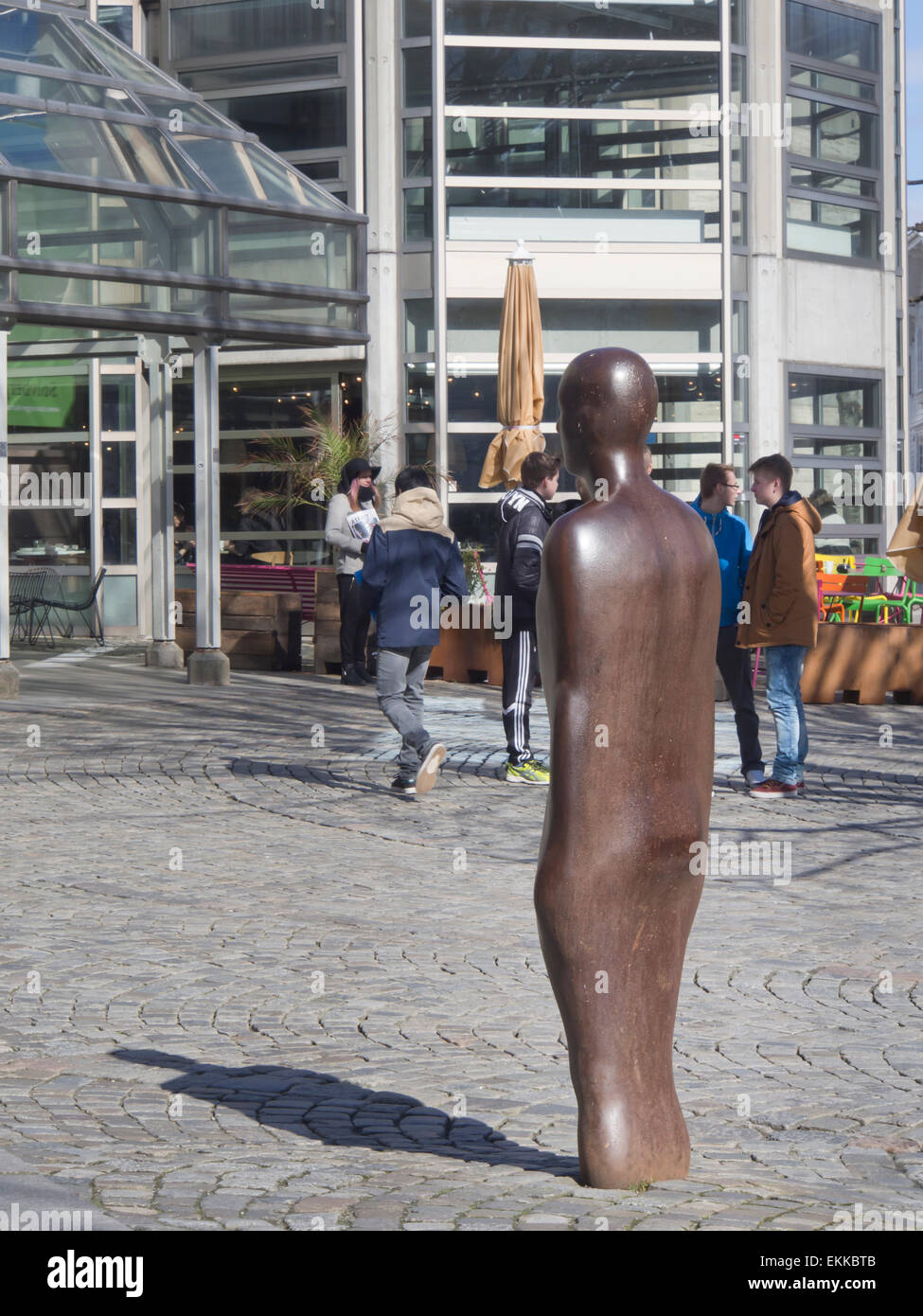 Uno dei 23 sculture poste su differenti posizioni in Stavanger Norvegia, formando il lavoro colonna spezzata di Antony Gormley Foto Stock