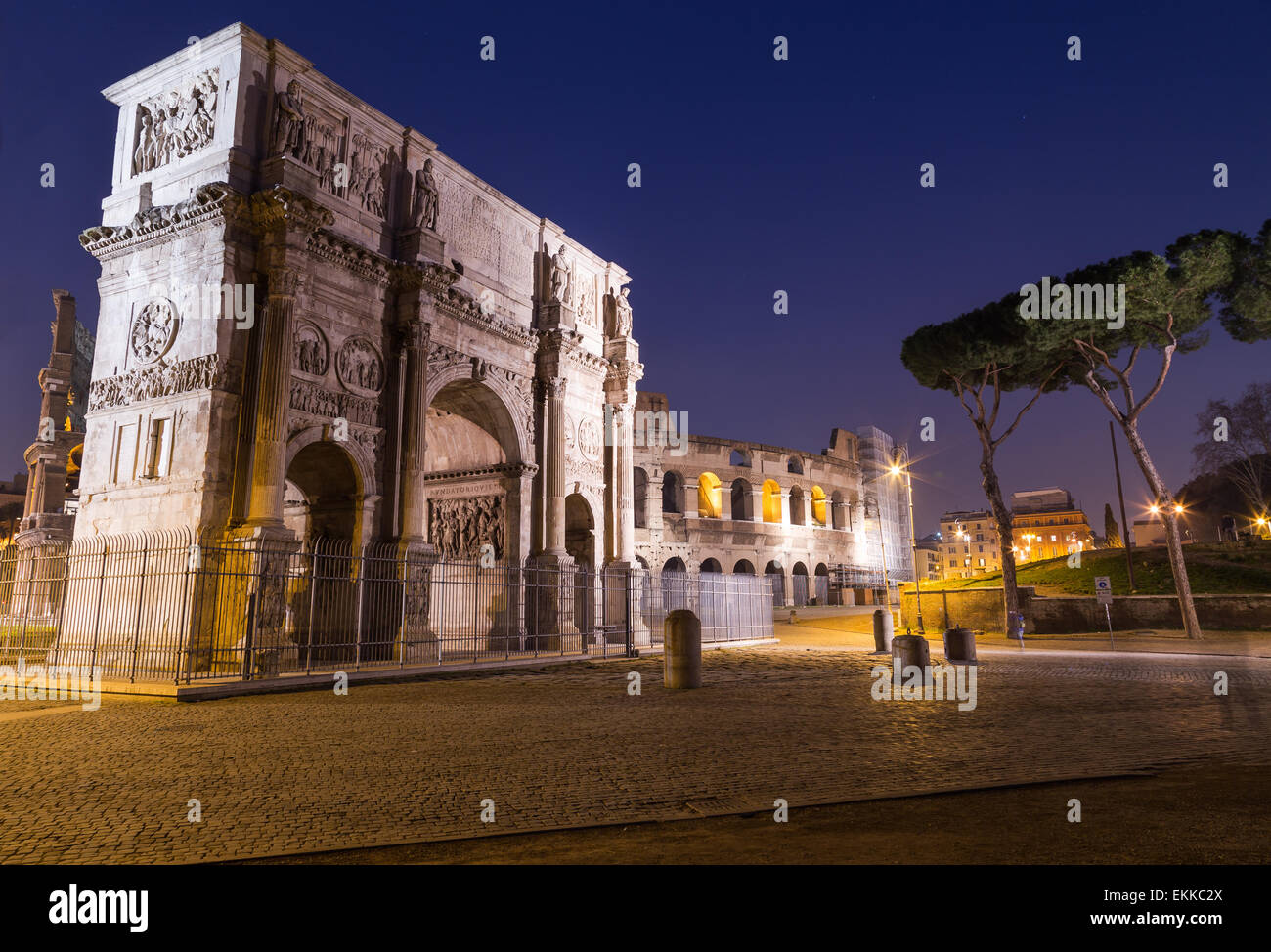 L'Arco di Costantino vicino al Colosseo di notte Foto Stock