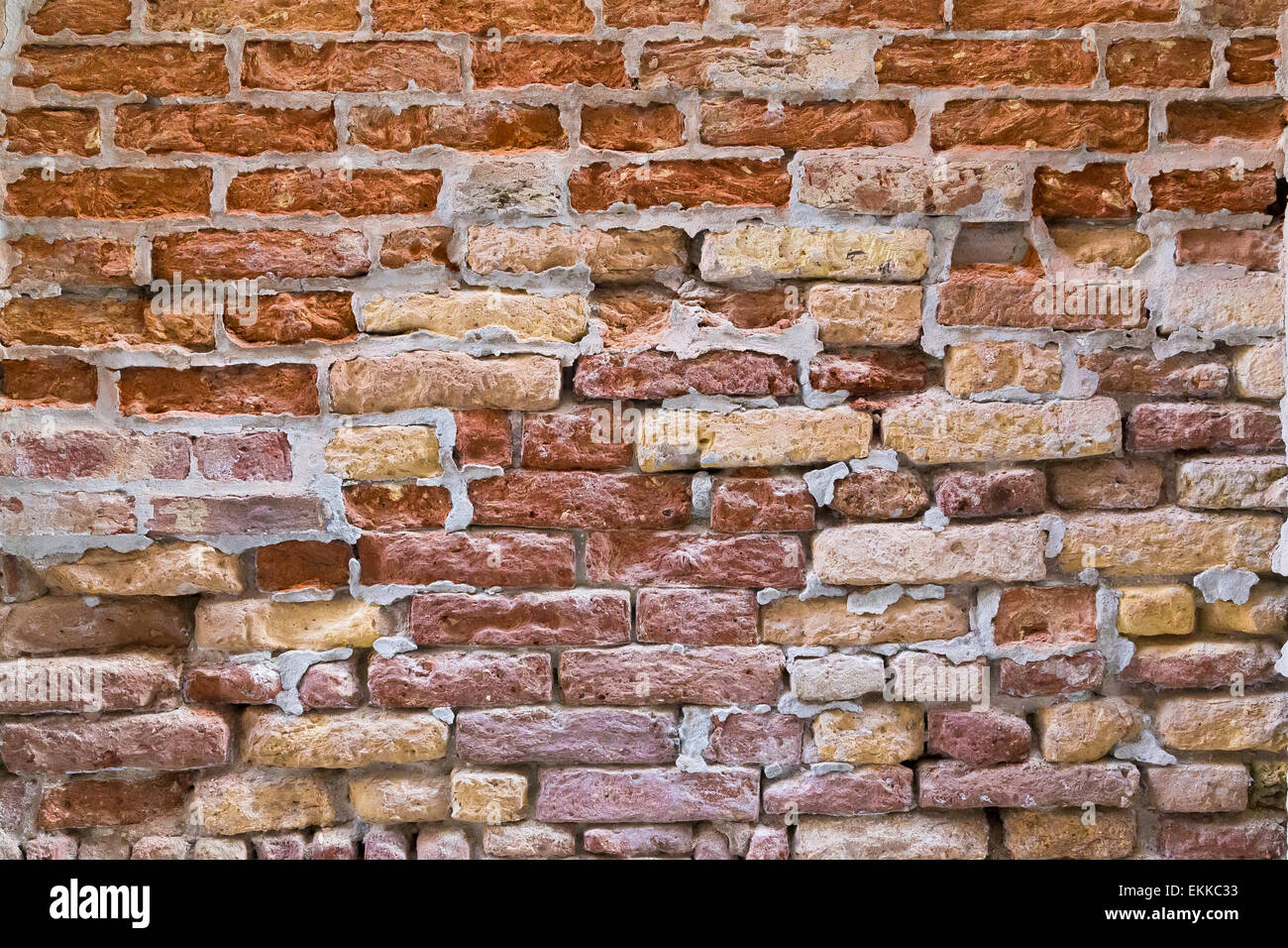 Un primo piano di vecchi mattoni su una parete a Venezia. Diversi i mattoni colorati può essere visto con il vecchio cemento tra loro. Foto Stock